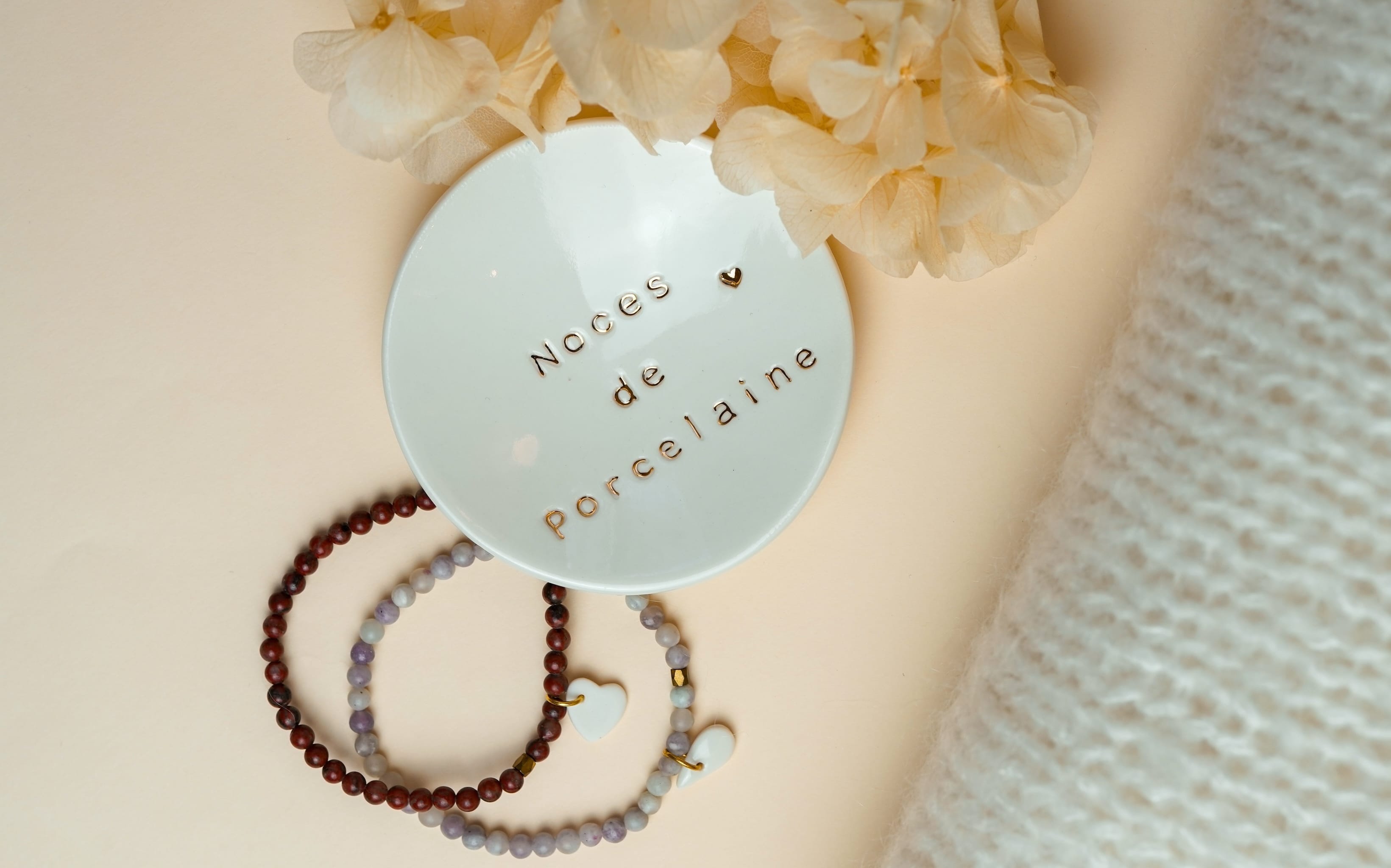 Noces de porcelaine : pourquoi offrir un bijou en porcelaine pour les 20 ans de mariage Image