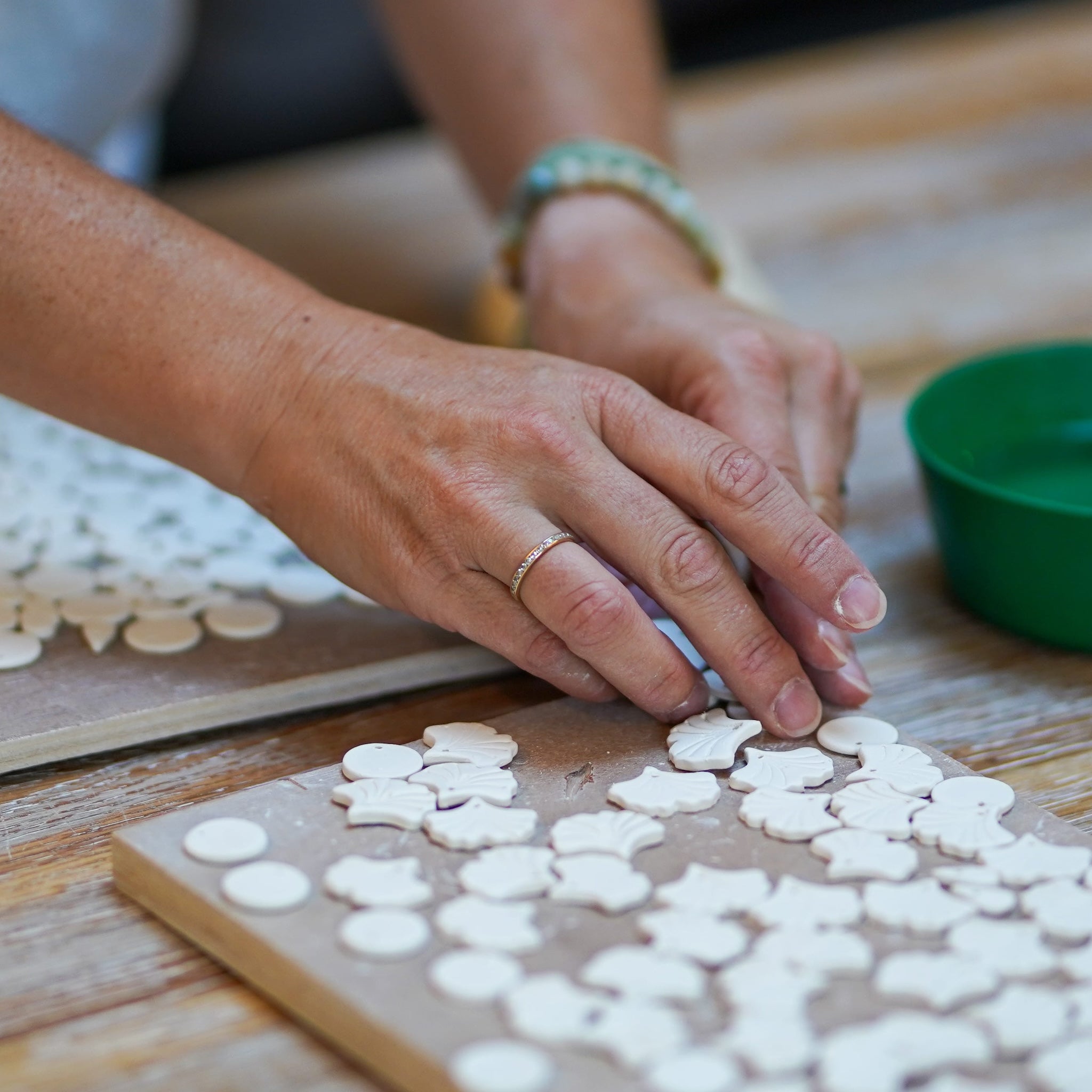 Comment naît un bijou en porcelaine ? Les étapes de fabrication dans mon atelier Image