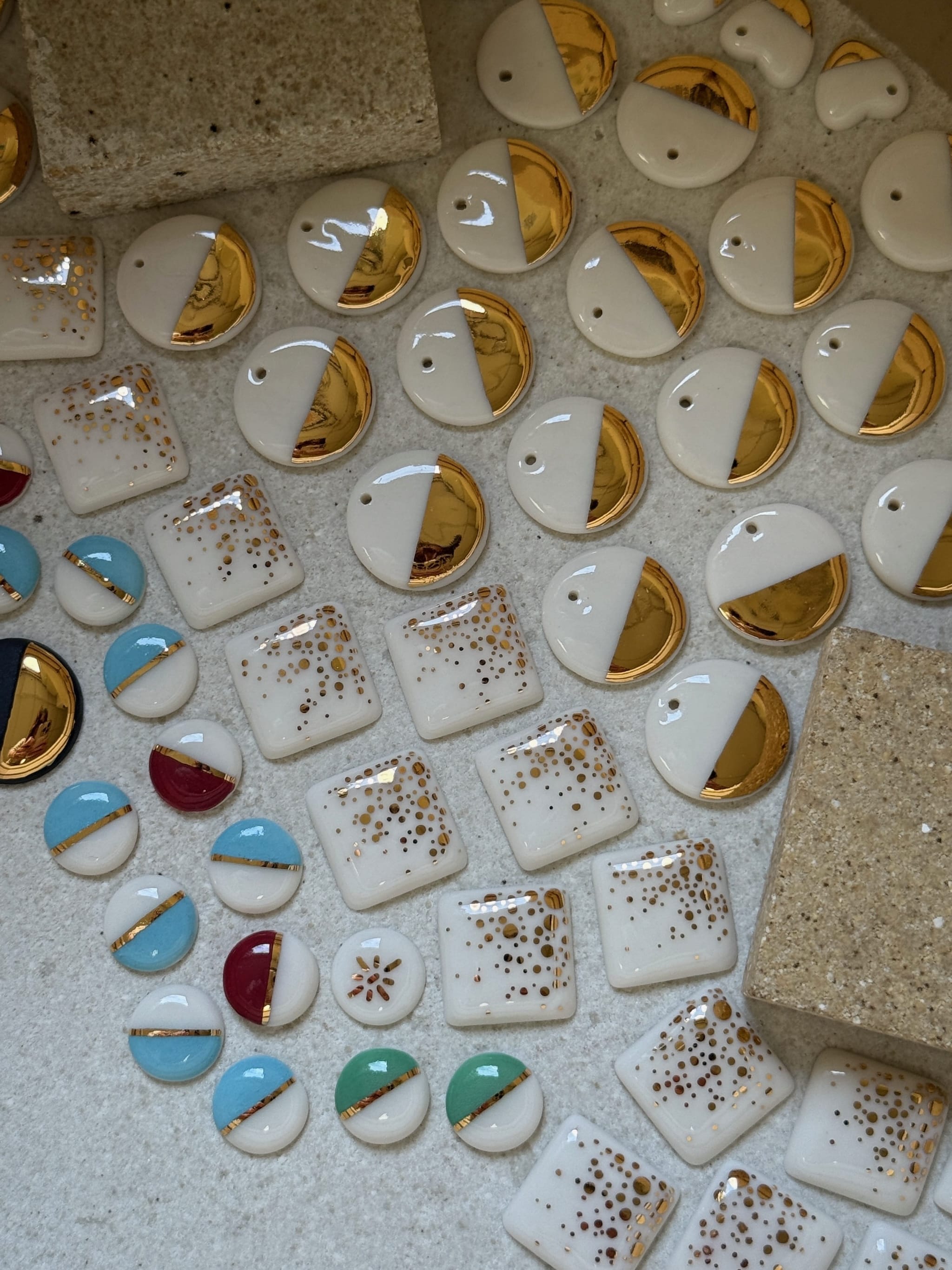 Comment je pose l’or véritable sur mes bijoux en porcelaine Image