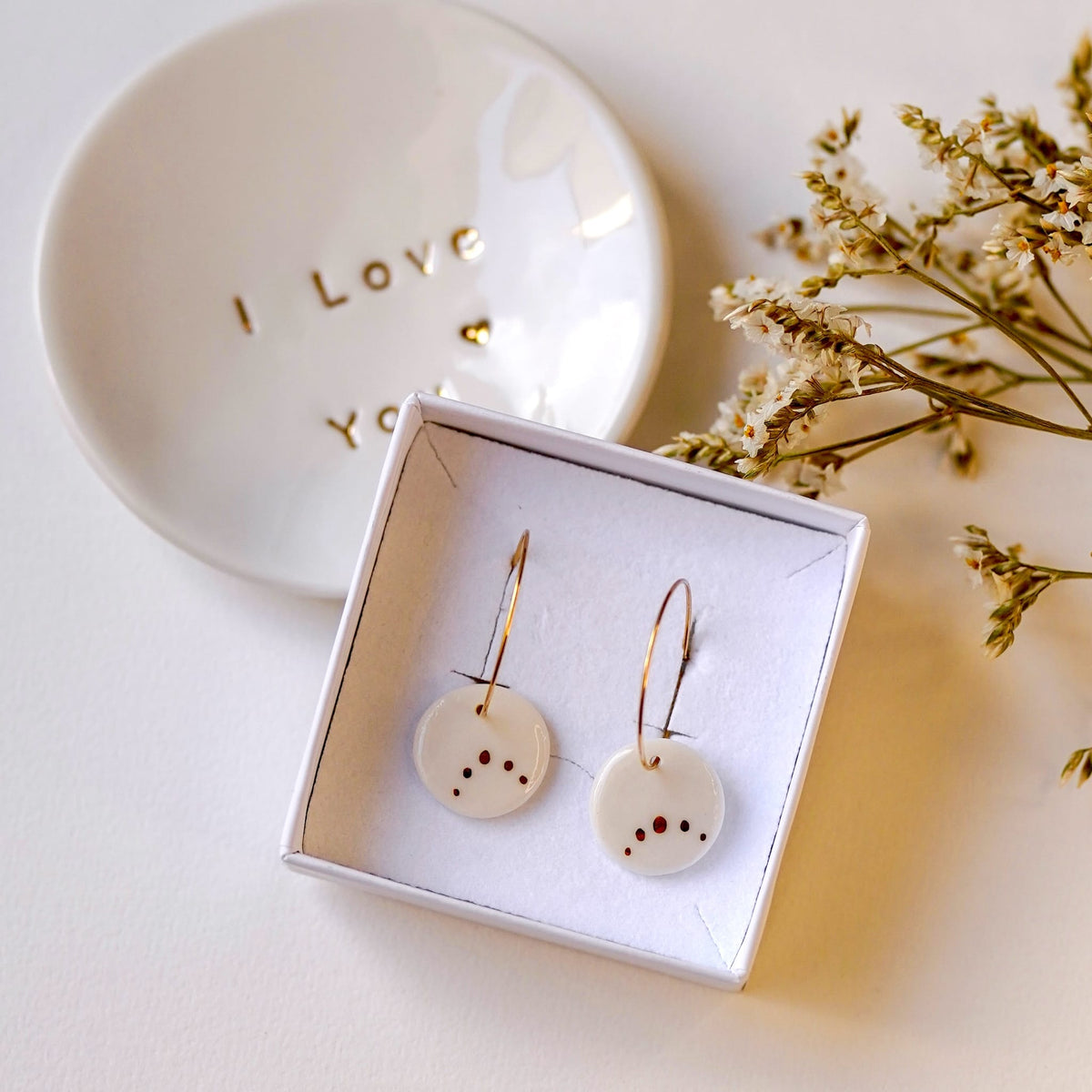 Créoles Points Dorés en Porcelaine Blanche et Or