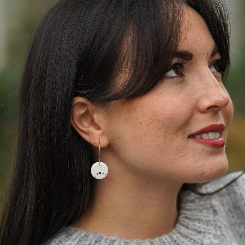 Créoles Points Dorés en Porcelaine Blanche et Or