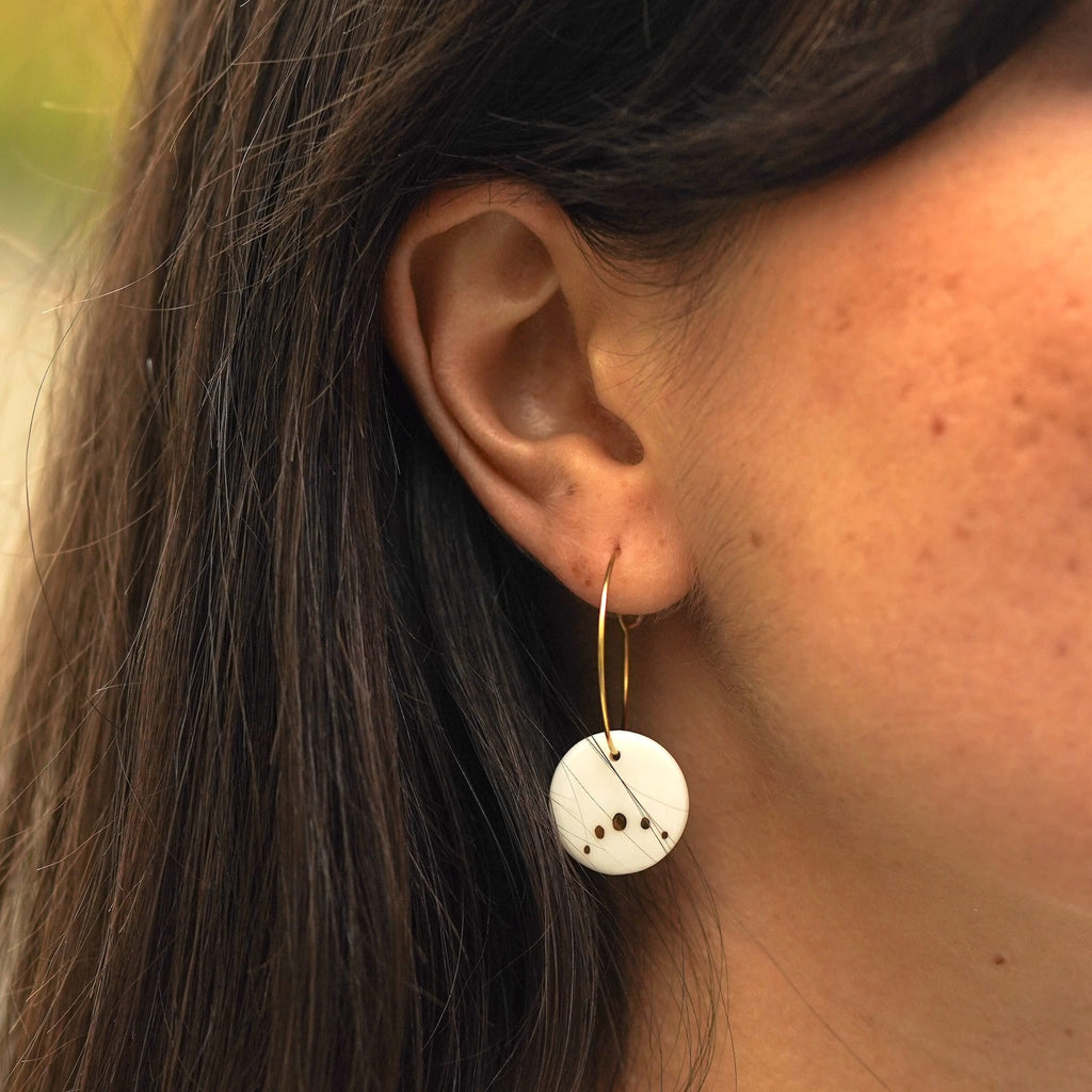 Créoles Points Dorés en Porcelaine Blanche et Or