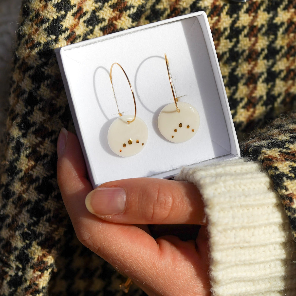 Créoles Points Dorés en Porcelaine Blanche et Or