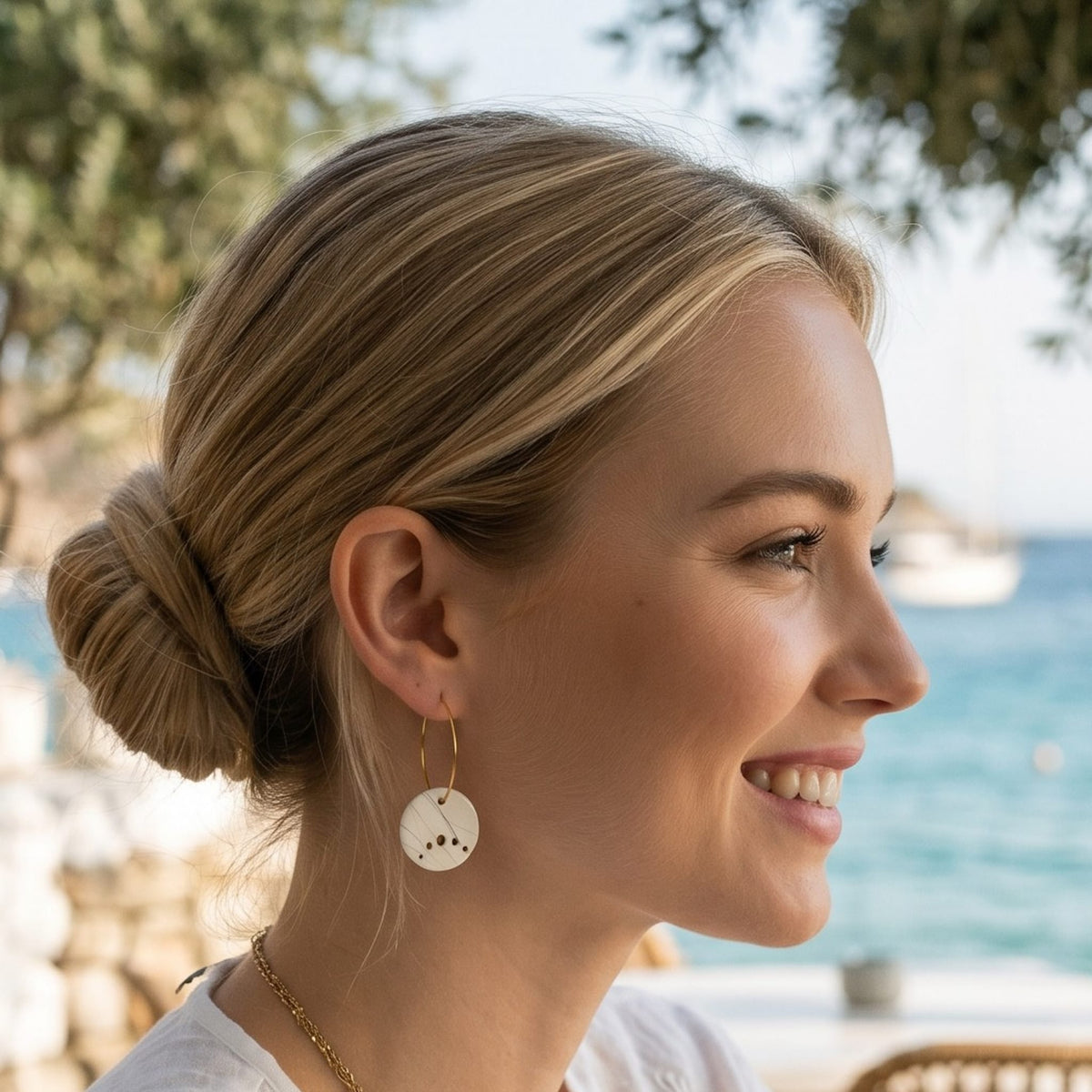 boucles d’oreilles créoles en porcelaine blanche, motif points dorés