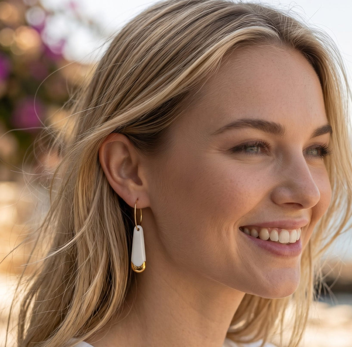 Boucles d'oreilles créoles Aube en véritable porcelaine blanche avec touche d'or.