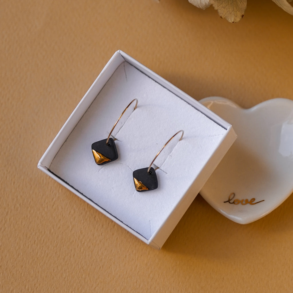 Créoles Carrés en Porcelaine Noire et Or