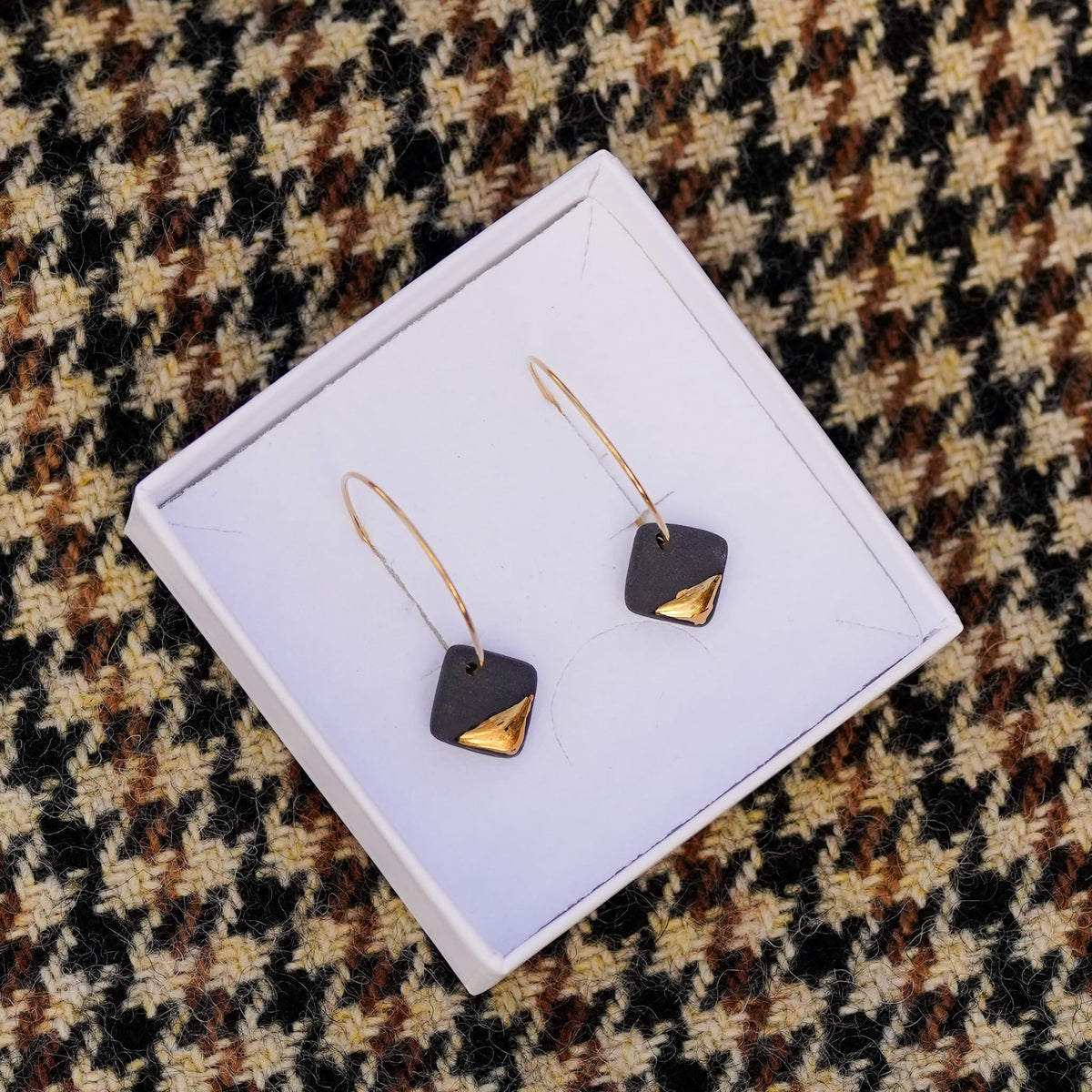 Créoles Carrés en Porcelaine Noire et Or