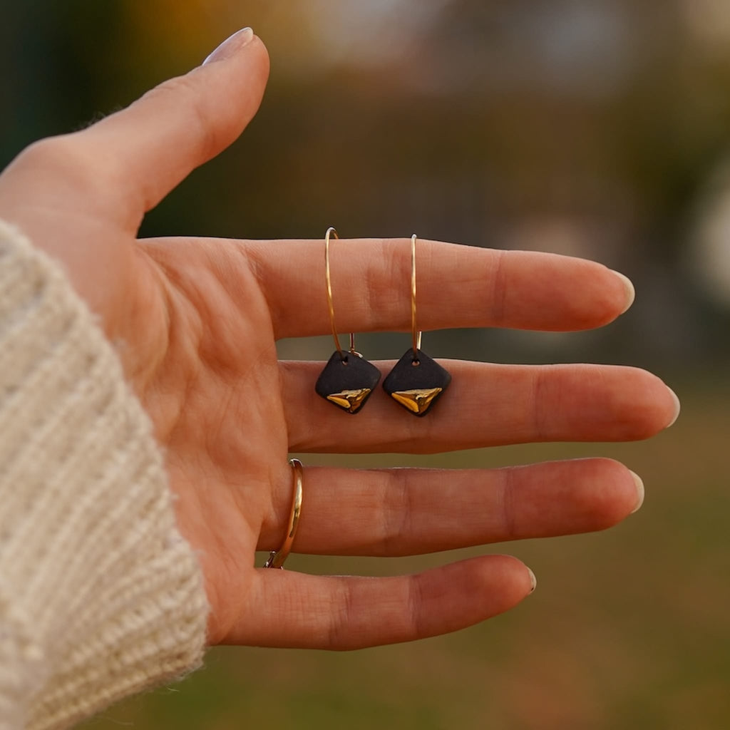 Créoles Carrés en Porcelaine Noire et Or