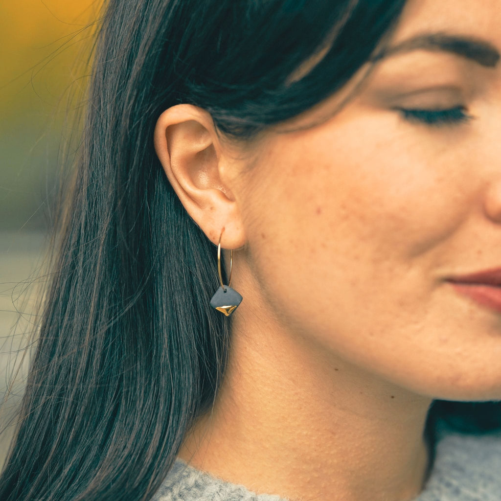 Créoles Carrés en Porcelaine Noire et Or