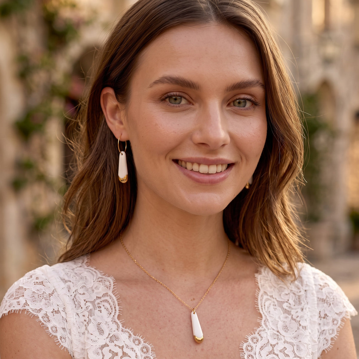 Jeune mariée portant des bijoux en porcelaine et or