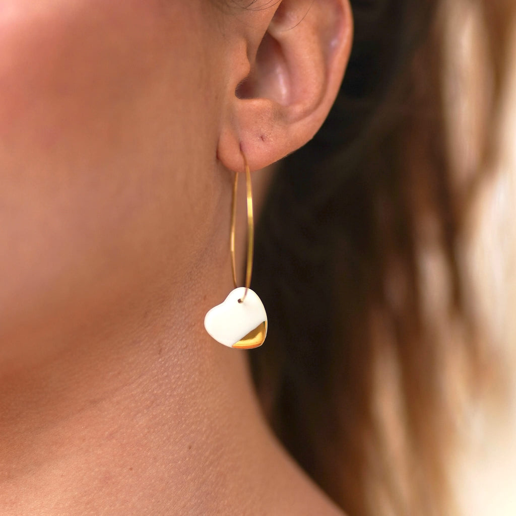 Créoles Grands Coeurs en Porcelaine Blanche et Or