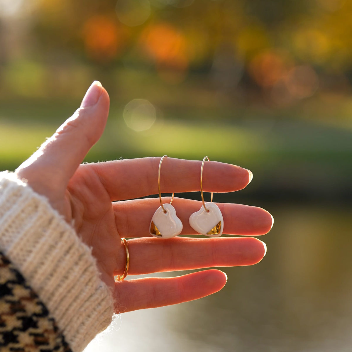 Créoles Grands Coeurs en Porcelaine Blanche et Or