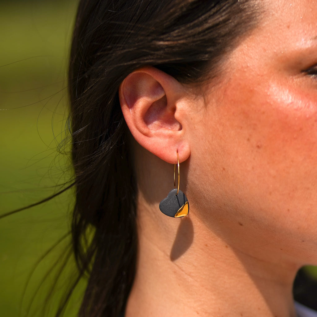 Créoles Grands Coeurs en Porcelaine Noire et Or