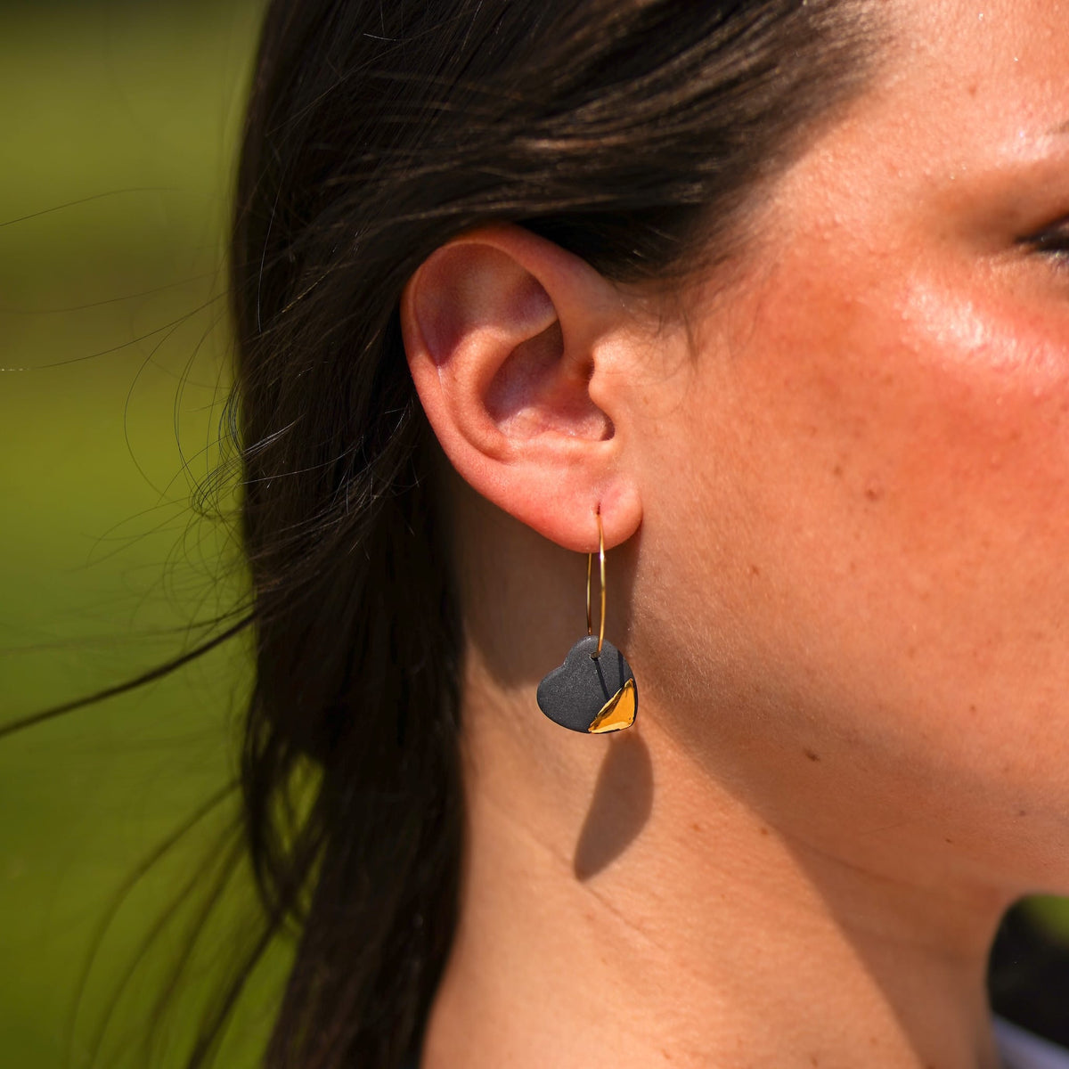 Créoles Grands Coeurs en Porcelaine Noire et Or