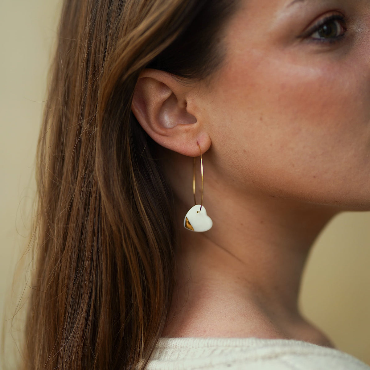 Créoles Grands Coeurs en Porcelaine Blanche et Or