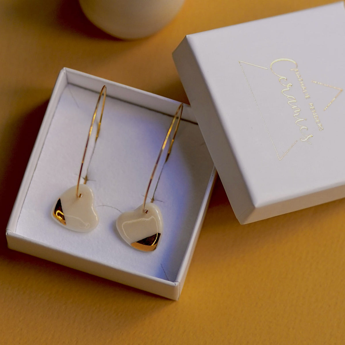 Créoles Grands Coeurs en Porcelaine Blanche et Or