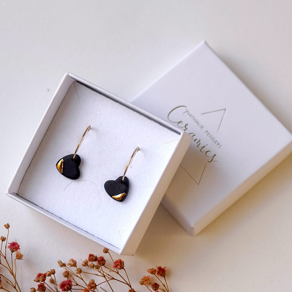 Créoles Petits Coeurs en Porcelaine Noire et Or