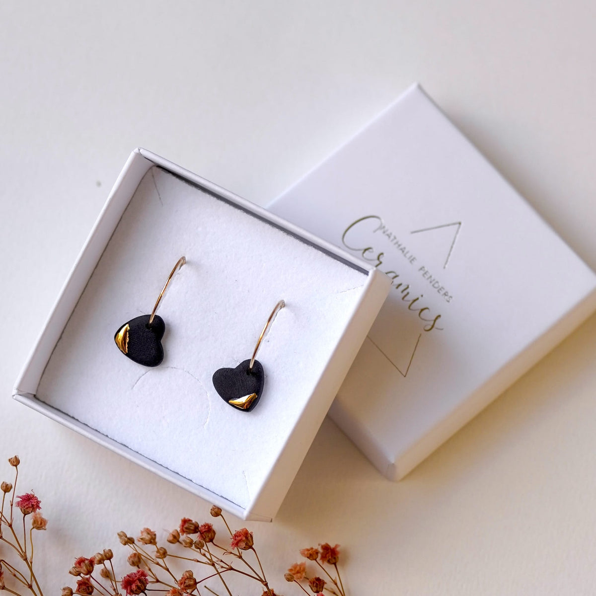 Créoles Petits Coeurs en Porcelaine Noire et Or