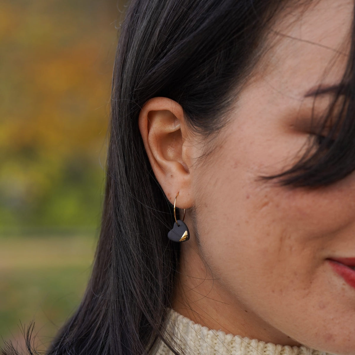 Créoles Petits Coeurs en Porcelaine Noire et Or