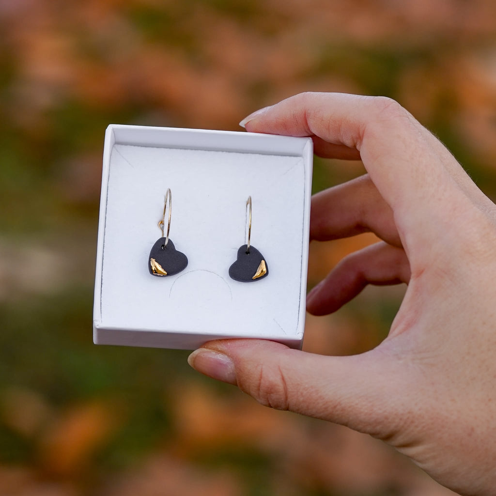 Créoles Petits Coeurs en Porcelaine Noire et Or