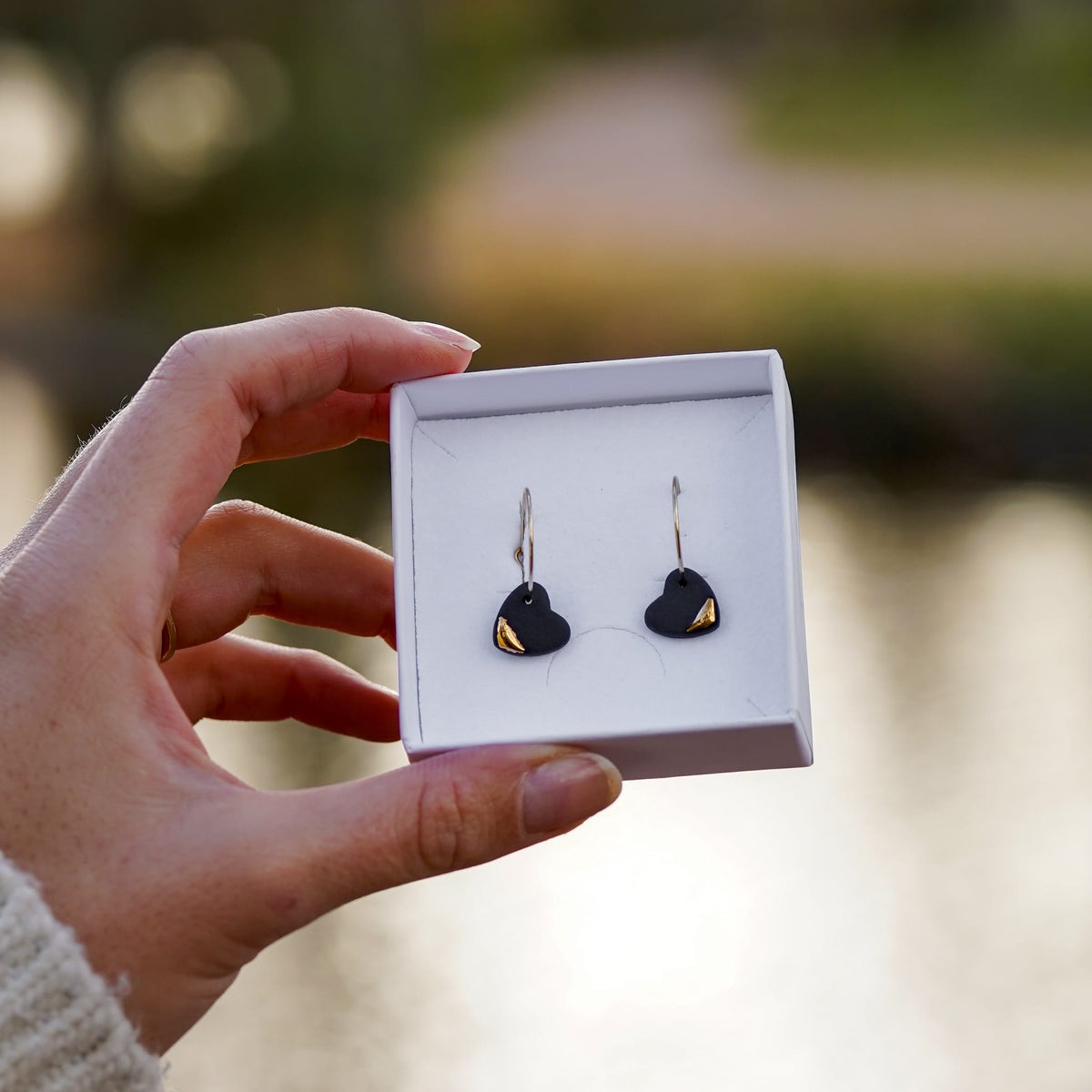 Créoles Petits Coeurs en Porcelaine Noire et Or