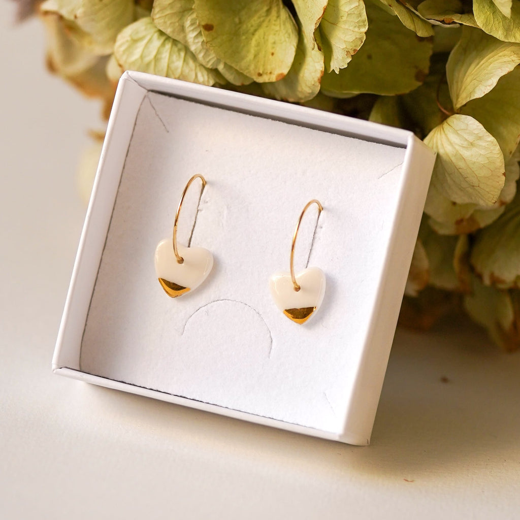 Créoles Petits Coeurs en Porcelaine Blanche et Or