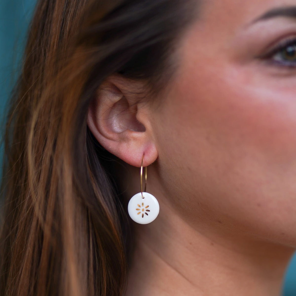 Créoles Soleil en Porcelaine Blanche et Or