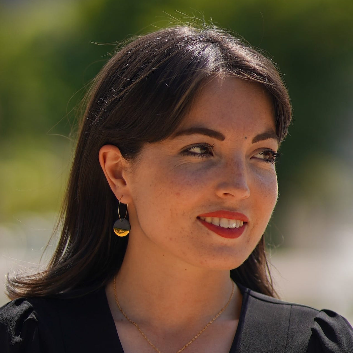 boucles d’oreilles créoles rondes noires en porcelaine et or