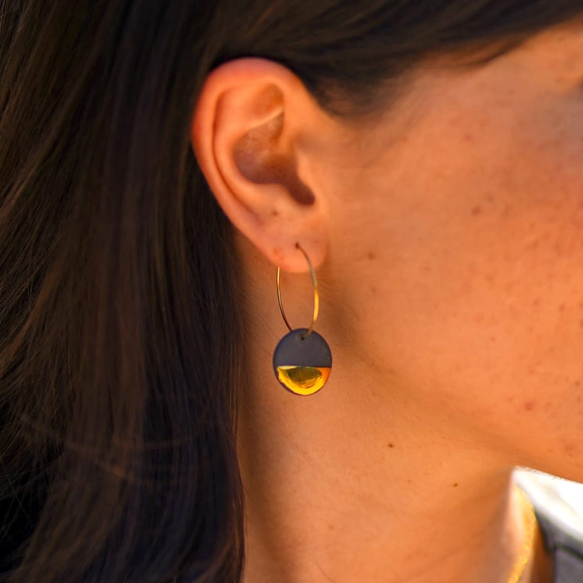 boucles d’oreilles créoles rondes noires en porcelaine et or