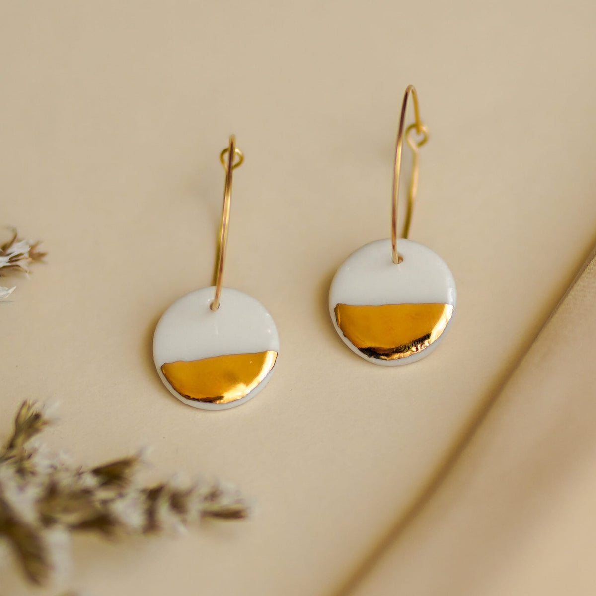 CRÉOLES SOLEIL D'OR EN PORCELAINE BLANCHE