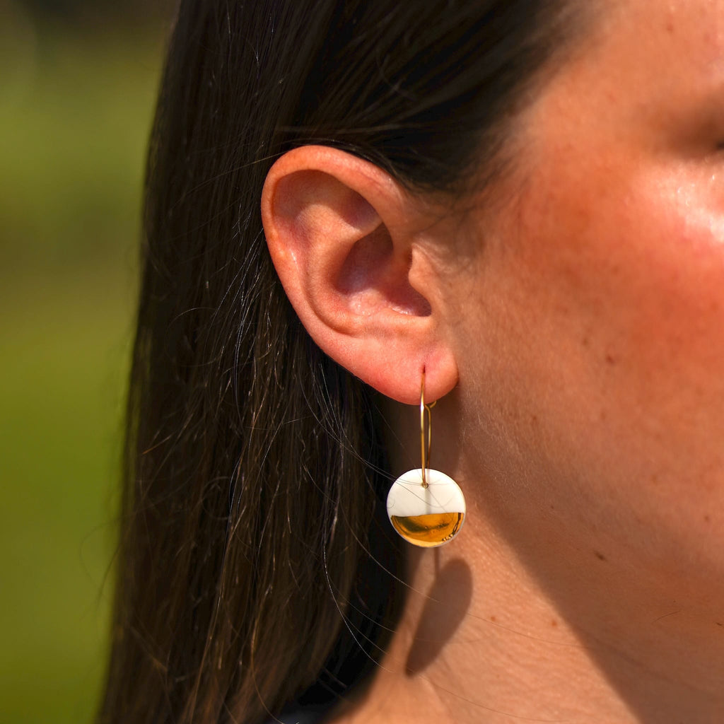 boucles d’oreilles créoles rondes en porcelaine et or