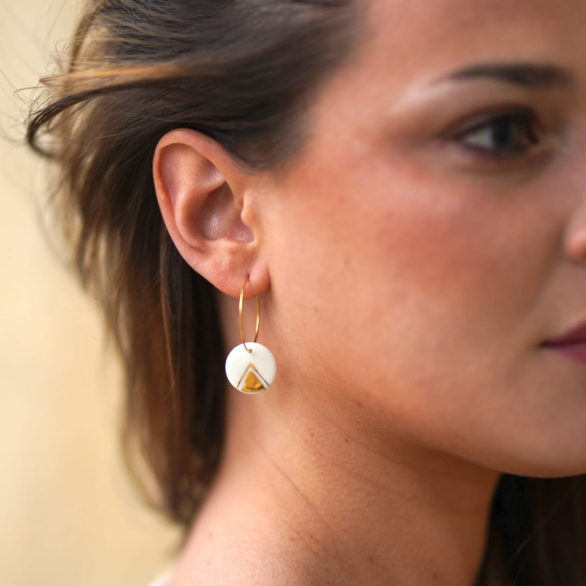 Créoles Triangle en Porcelaine Blanche et Or