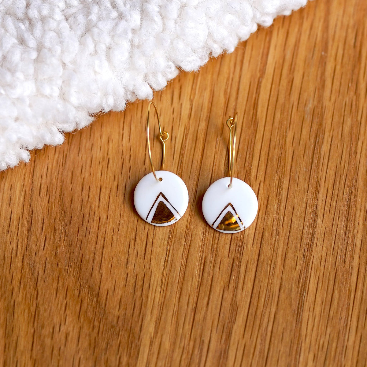 Créoles Triangle en Porcelaine Blanche et Or