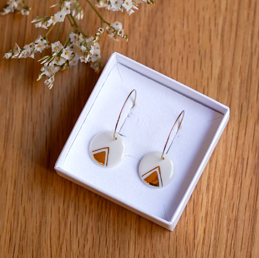 Créoles Triangle en Porcelaine Blanche et Or