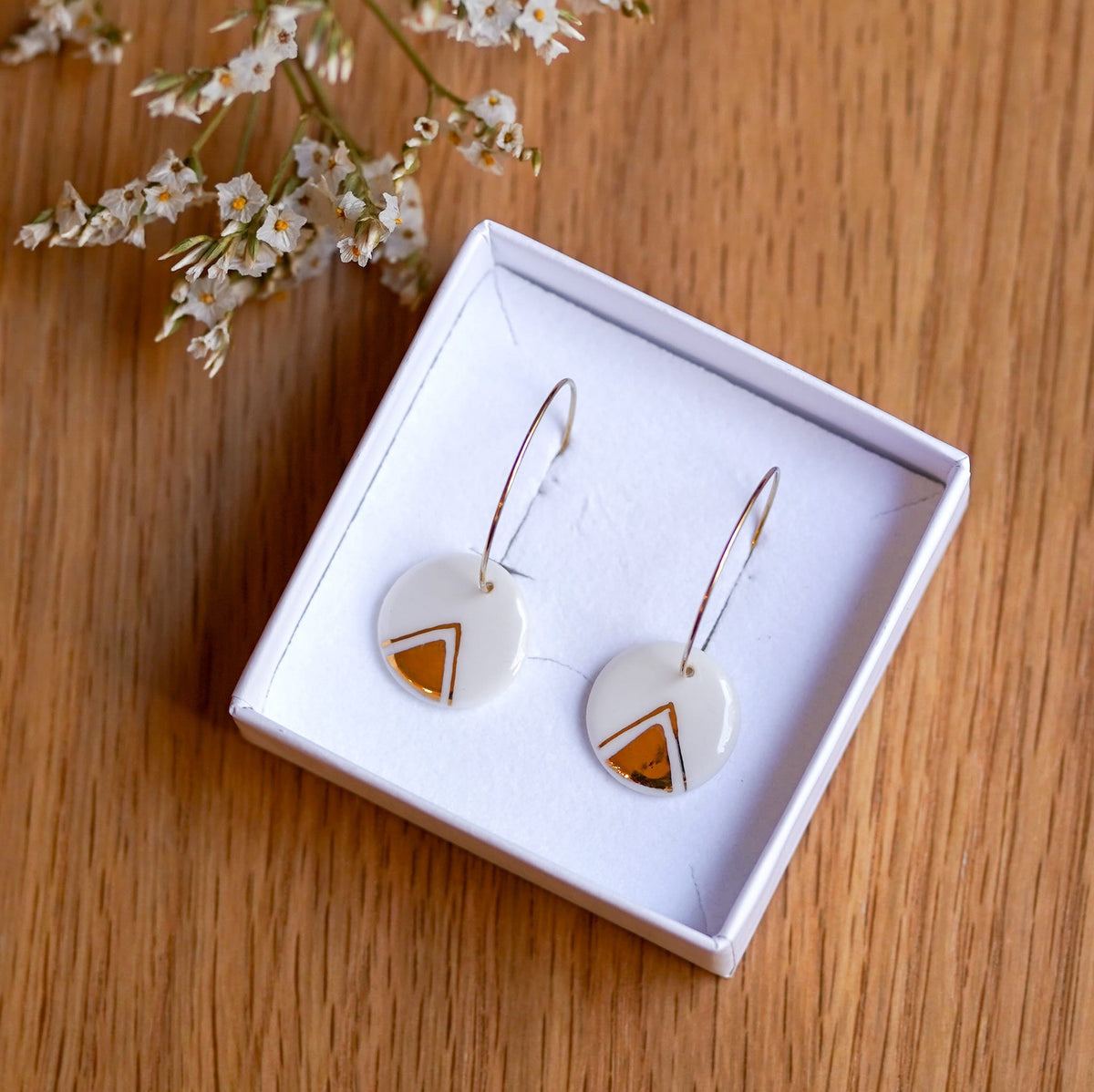 Créoles Triangle en Porcelaine Blanche et Or