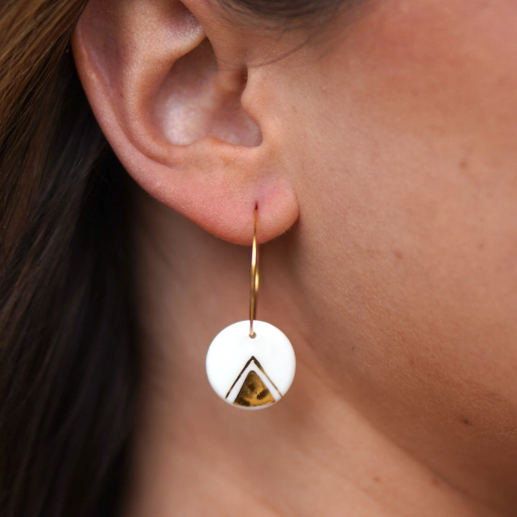 Créoles Triangle en Porcelaine Blanche et Or