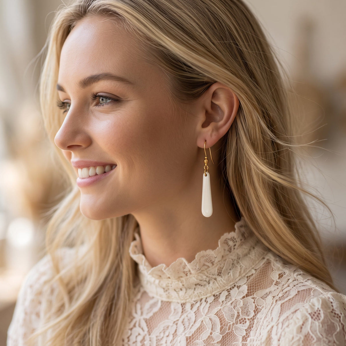 Boucles d'oreilles en porcelaine portées pour un mariage
