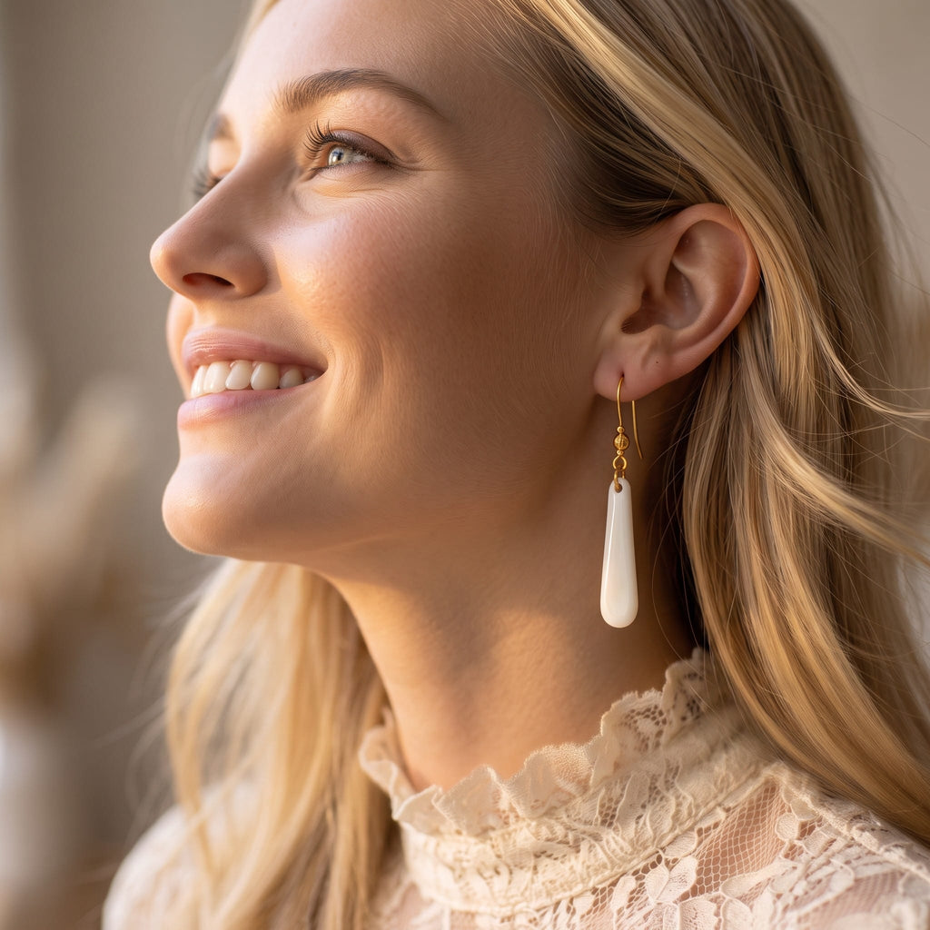 Boucles d'oreilles pendantes Aube en porcelaine blanche de profil