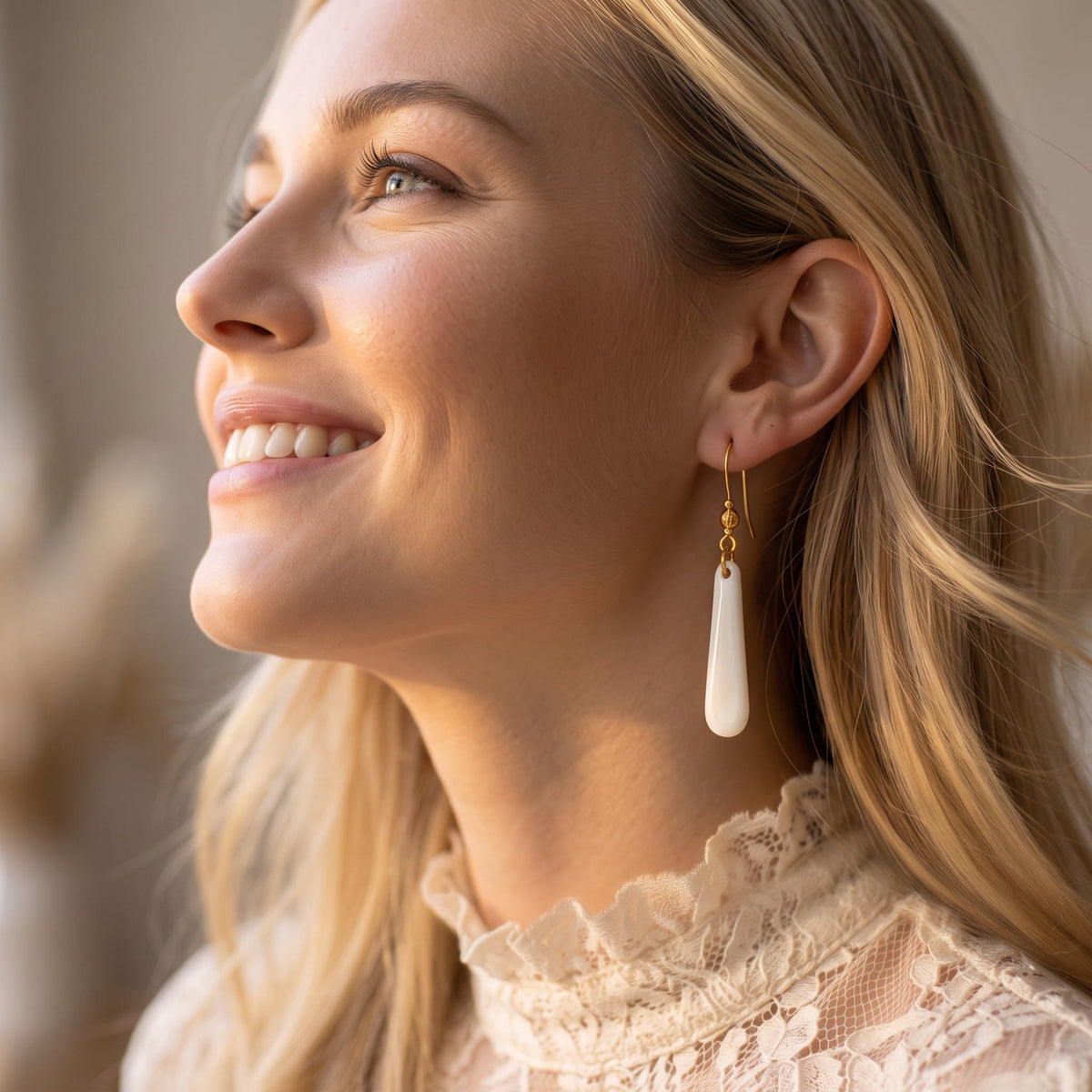 Boucles d'oreilles pendantes Aube en porcelaine blanche de profil