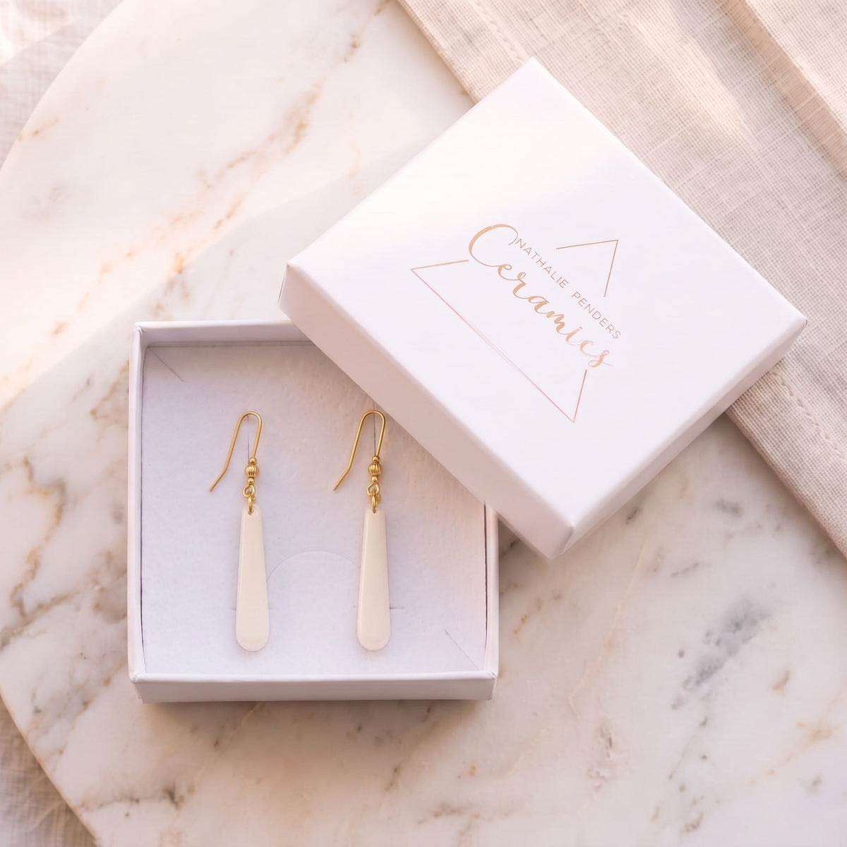 Boucles d'oreilles pendantes Aube en porcelaine blanche