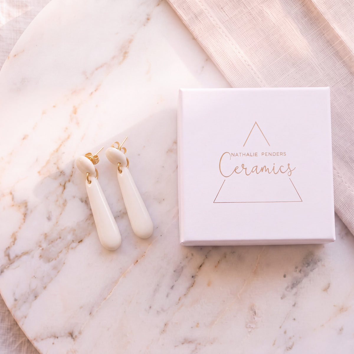 Boucles d'oreilles puces Aube en porcelaine blanche