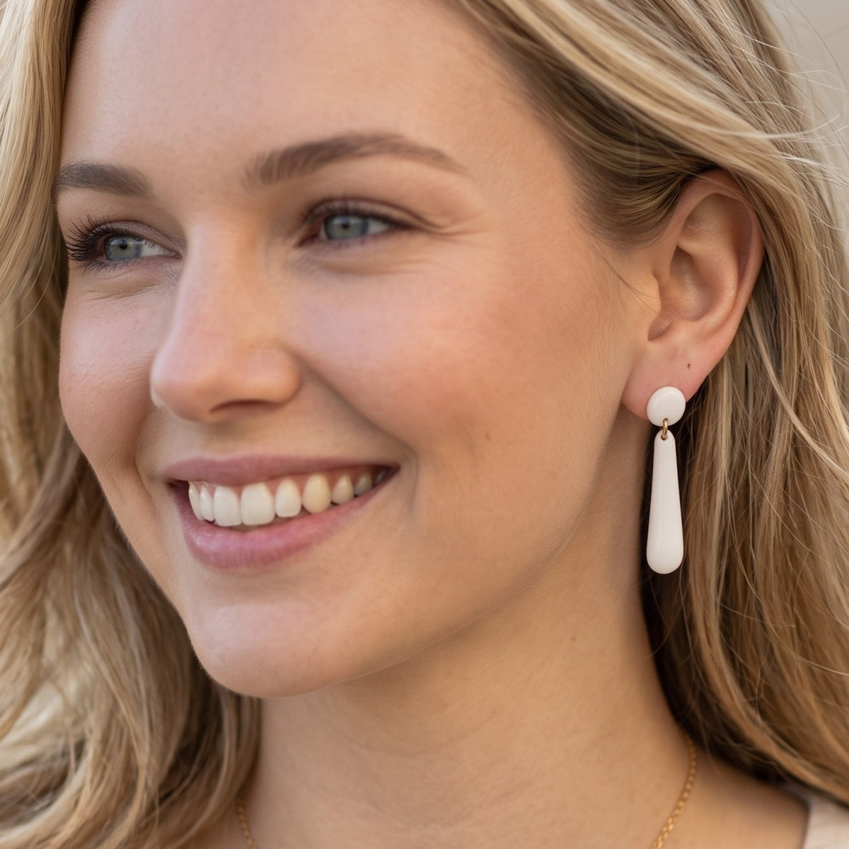 Boucles d'oreilles puces Aube en porcelaine blanche