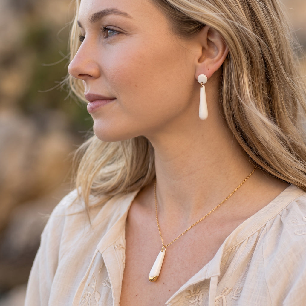 Boucles d'oreilles puces Aube en porcelaine blanche