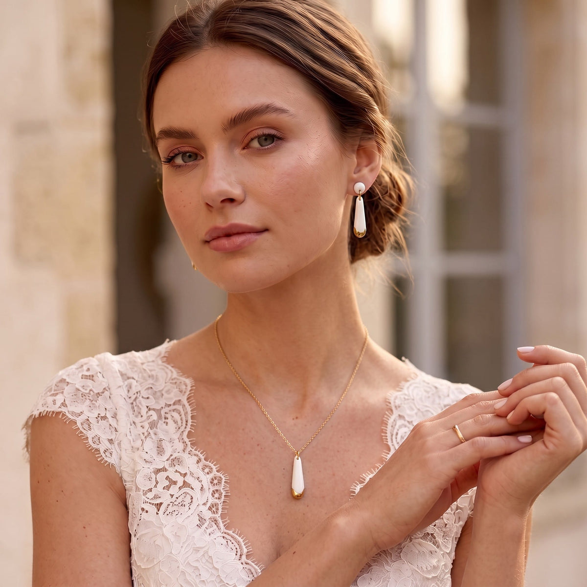 Parure de bijoux en porcelaine portées par une future mariée.