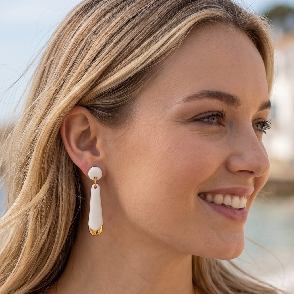 Boucles d'oreilles puces Aube en porcelaine blanche et or portées