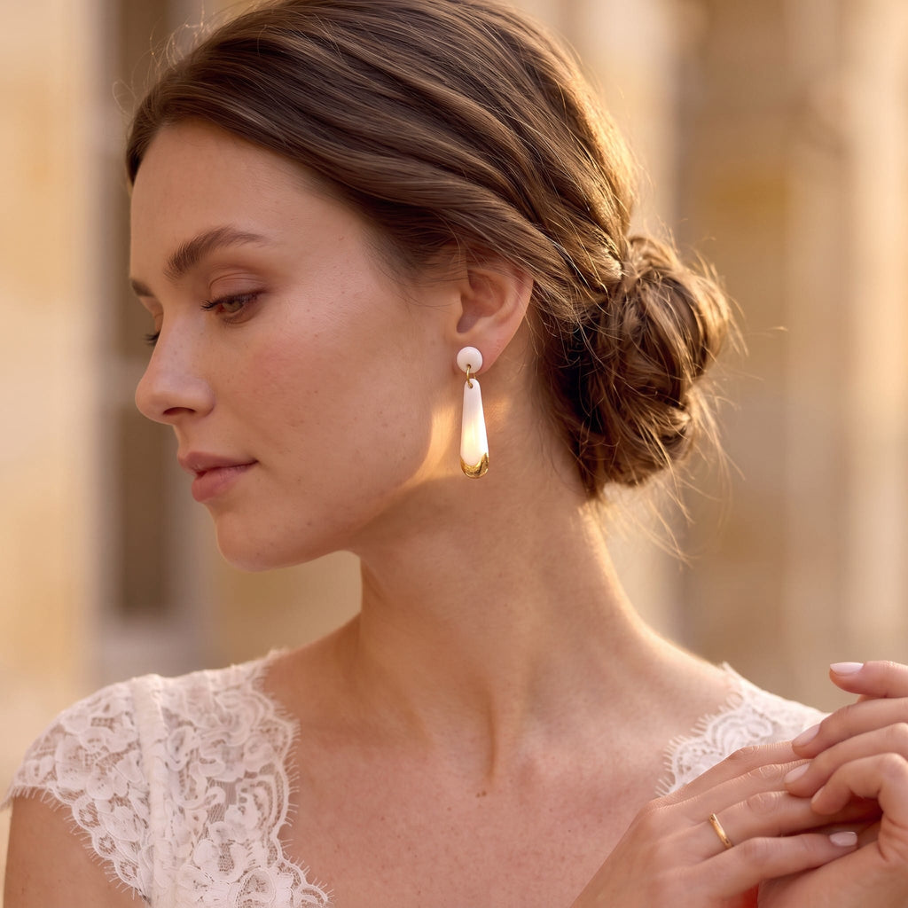 Jeune mariée portant des bijoux en porcelaine et or