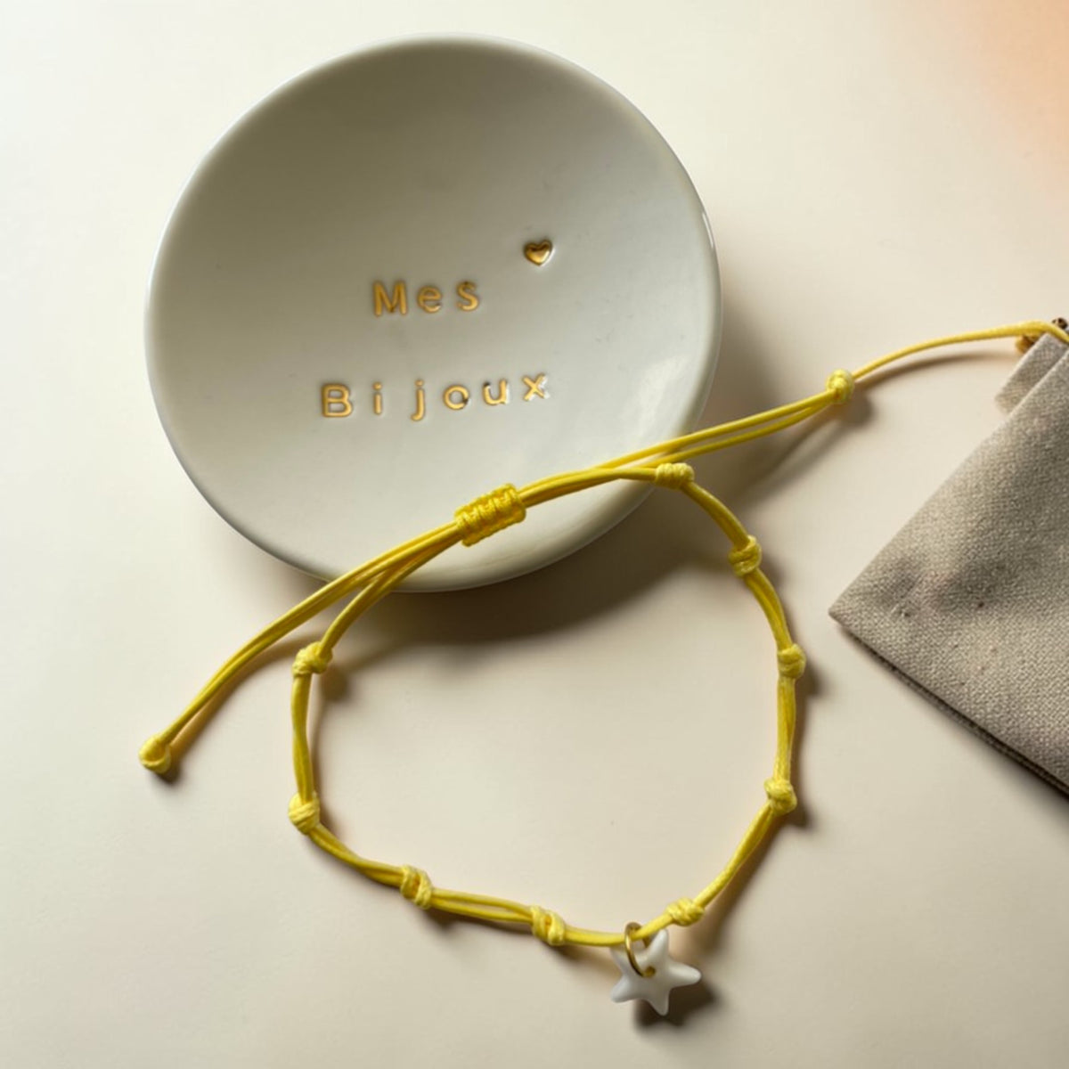 Bracelet cordon jaune et pendentif en porcelaine blanche – ajustable