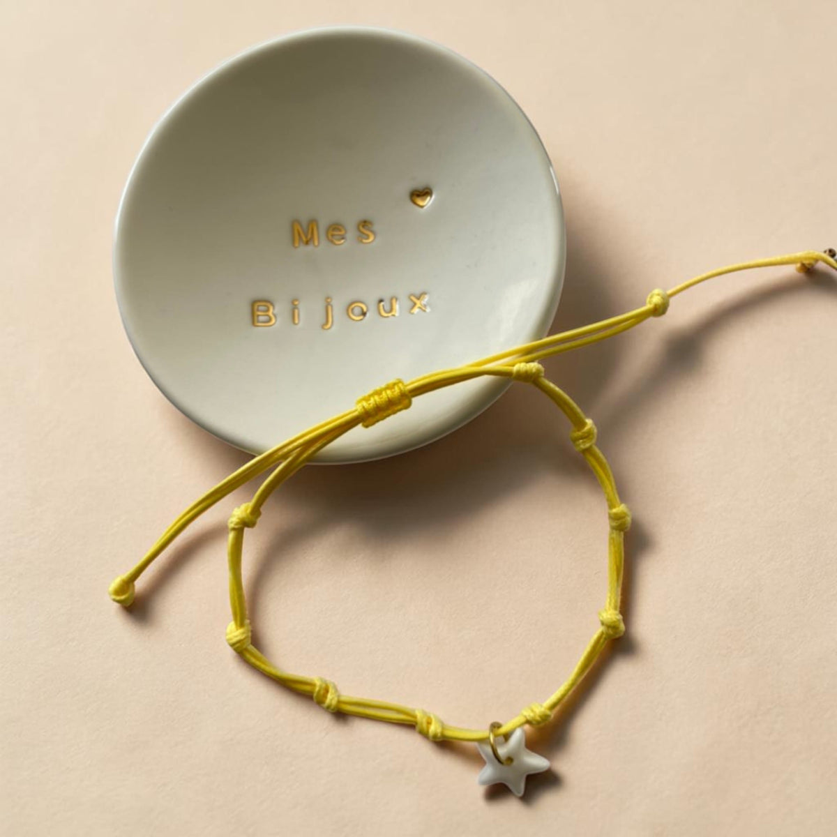 Bracelet cordon jaune et pendentif en porcelaine blanche – ajustable