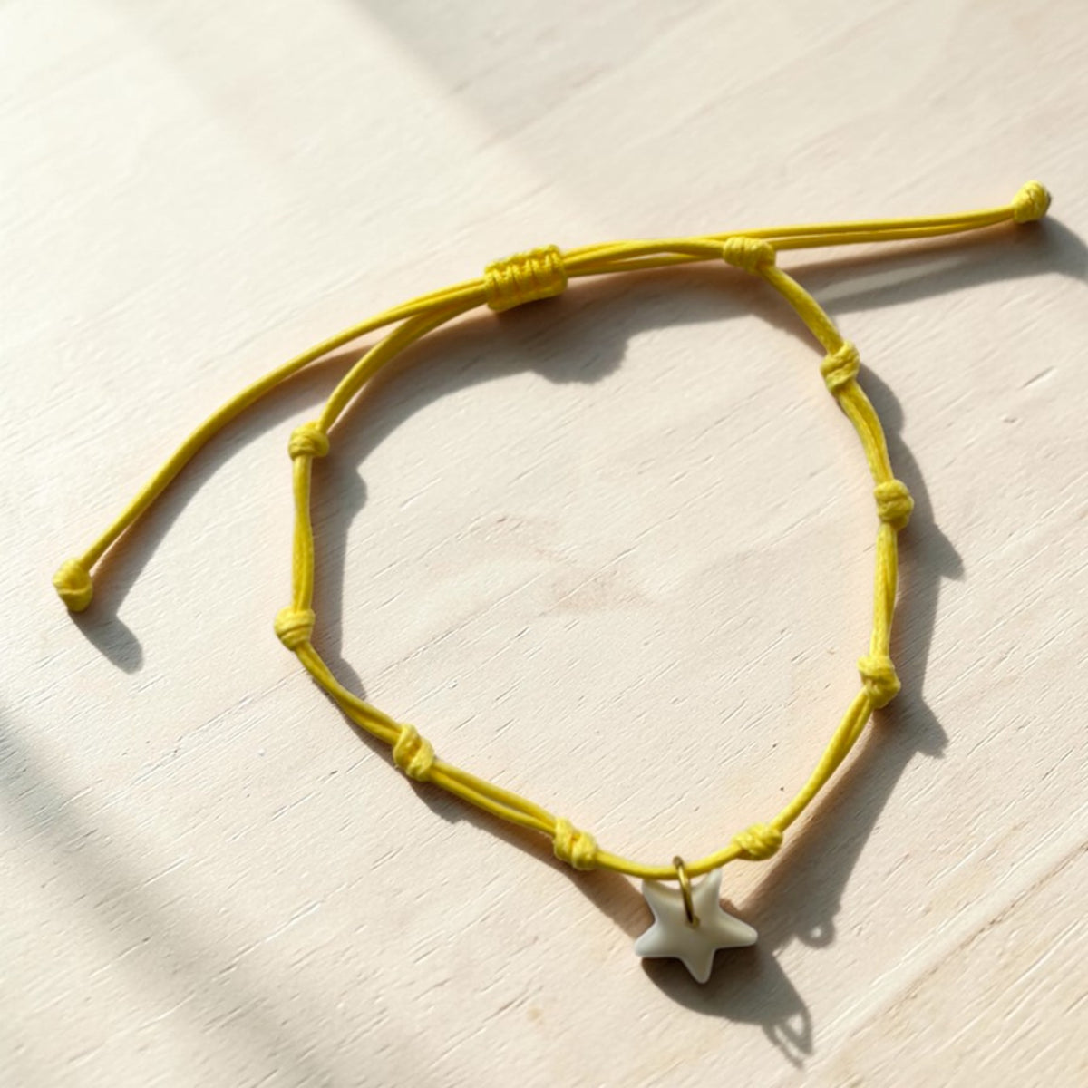 Bracelet cordon jaune et pendentif en porcelaine blanche – ajustable, bijou fait main France