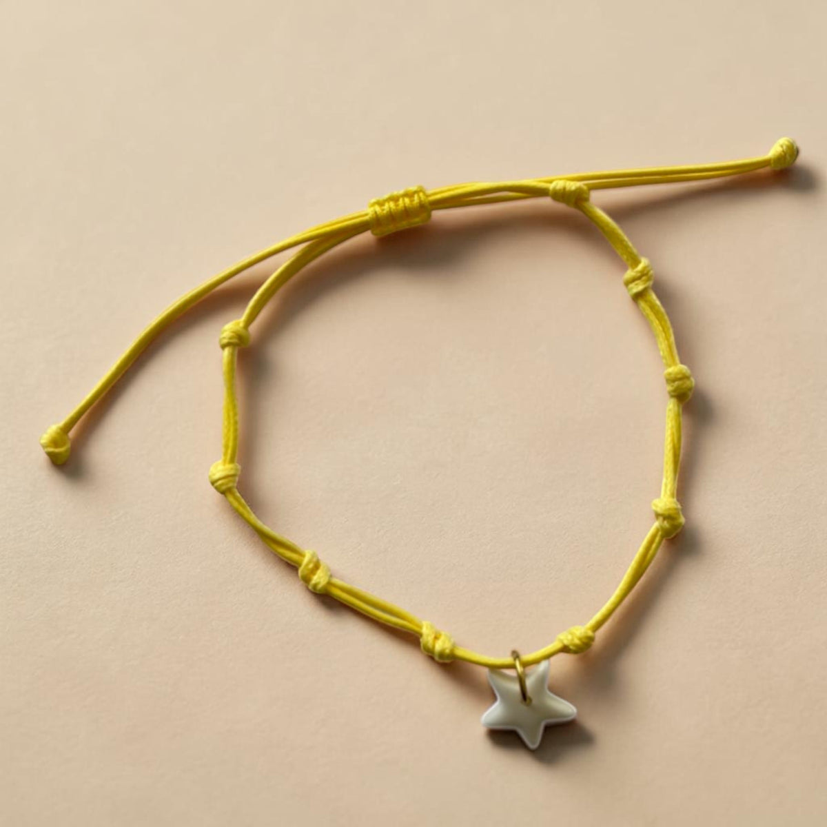 Bracelet cordon jaune et pendentif en porcelaine blanche – ajustable